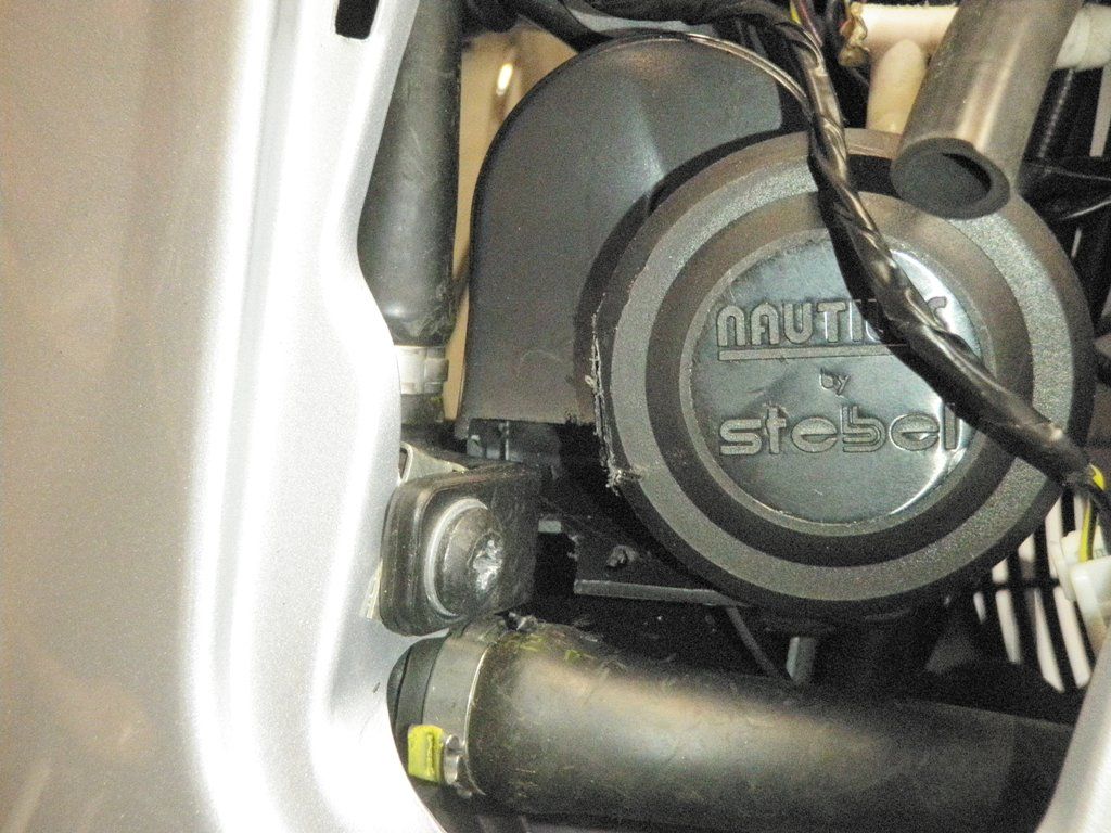 Modern Vespa Installation of the Stebel horn on a Vespa GTS stepbystep